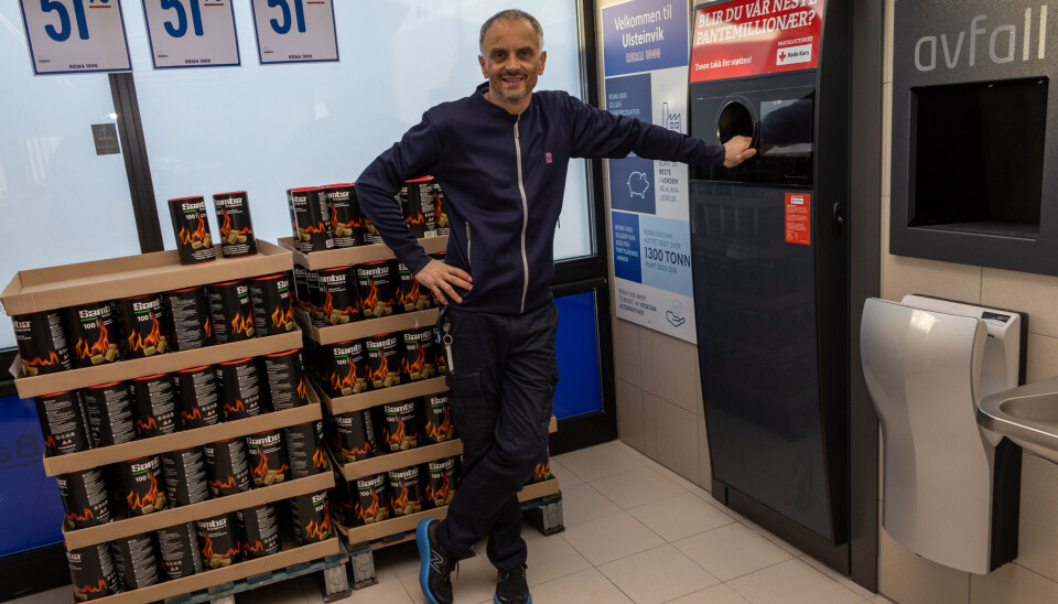 STOLT: Kjøpmann Jonny Mork viser stolt frem sin panteautomat.