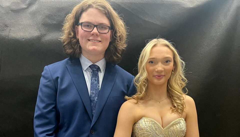 Bildetekst: Sina Digernes Aarskog (15) fra 10B og Håkon Moltubak (14) fra 9C er begge elevrådsledere på Ørsta ungdomsskole, og fikk derfor rollene som konfransierere. Bildetekst: Sina Digernes Aarskog (15) fra 10B og Håkon Moltubak (14) fra 9C er begge elevrådsledere på Ørsta ungdomsskole, og fikk derfor rollene som konfransierere.