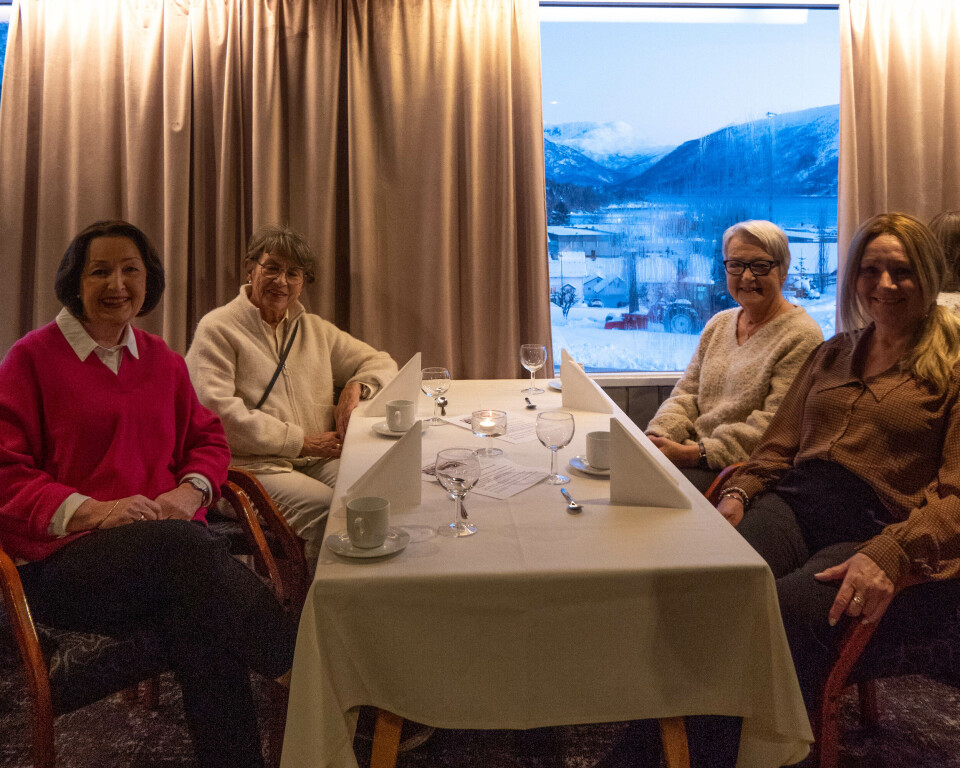 Elisabeth Haavik, Astrid Ose Silseth, Sissel Strand og Hilde Sandvik som venter på at moteshowet skal starte.