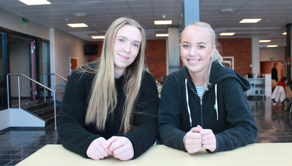 INTERNETT: Marie Mo Bergli (18) og Therese Bomstein (19) er elever ved Volda vidaregåande skule og har vokst opp med internett.