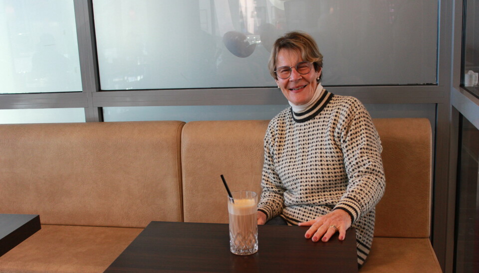 Ingeborg Malm Gamlem (77) har levd mesteparten av livet uten mobiltelefon og er kritisk til den økte bruken av sosiale medier.