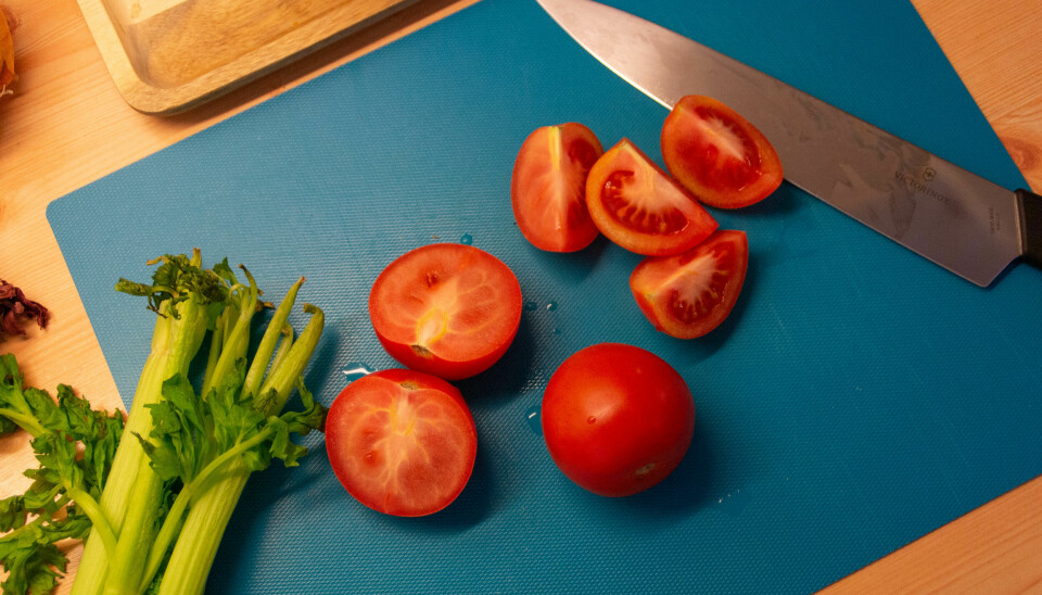 Skjær opp grønnsakene i passe store biter.
