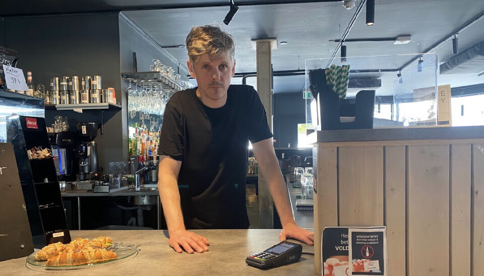 PLAKATER PÅ PLASS HOS TREDET: Arron Whitehouse, ansatt på Tredet, forteller at de fikk beskjed om å henge opp plakater om Voldakortet fredag forrige uke.