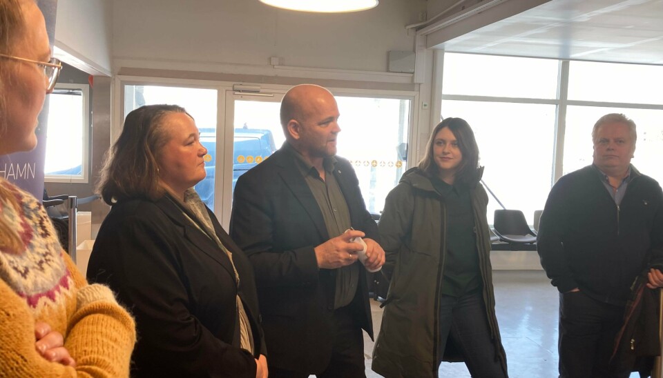 FORNØYD: Stortingsrepresentant Geir Inge Lien (Sp) forteller om nyheten med sine partikolleger. FORNØYD: Stortingsrepresentant Geir Inge Lien (Sp) forteller om nyheten med sine partikolleger.