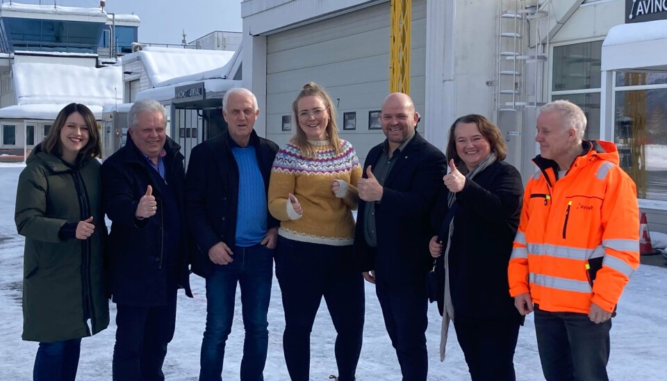 TOMMEL OPP: F.h.: lufthavnsjef Svein Arne Vik, ordførerkandidat i Ørsta Tove Halse Digernes, stortingsrepresentant Geir Inge Lien, Volda-politiker Rebecca Riise Bjerknes, ordfører i Ørsta Stein Aam, ordfører i Stranda Jan Ove Tryggestad, og fylkesleder i Sp, Marit Nerås Krogsæter. TOMMEL OPP: F.h.: lufthavnsjef Svein Arne Vik, ordførerkandidat i Ørsta Tove Halse Digernes, stortingsrepresentant Geir Inge Lien, Volda-politiker Rebecca Riise Bjerknes, ordfører i Ørsta Stein Aam, ordfører i Stranda Jan Ove Tryggestad, og fylkesleder i Sp, Marit Nerås Krogsæter.