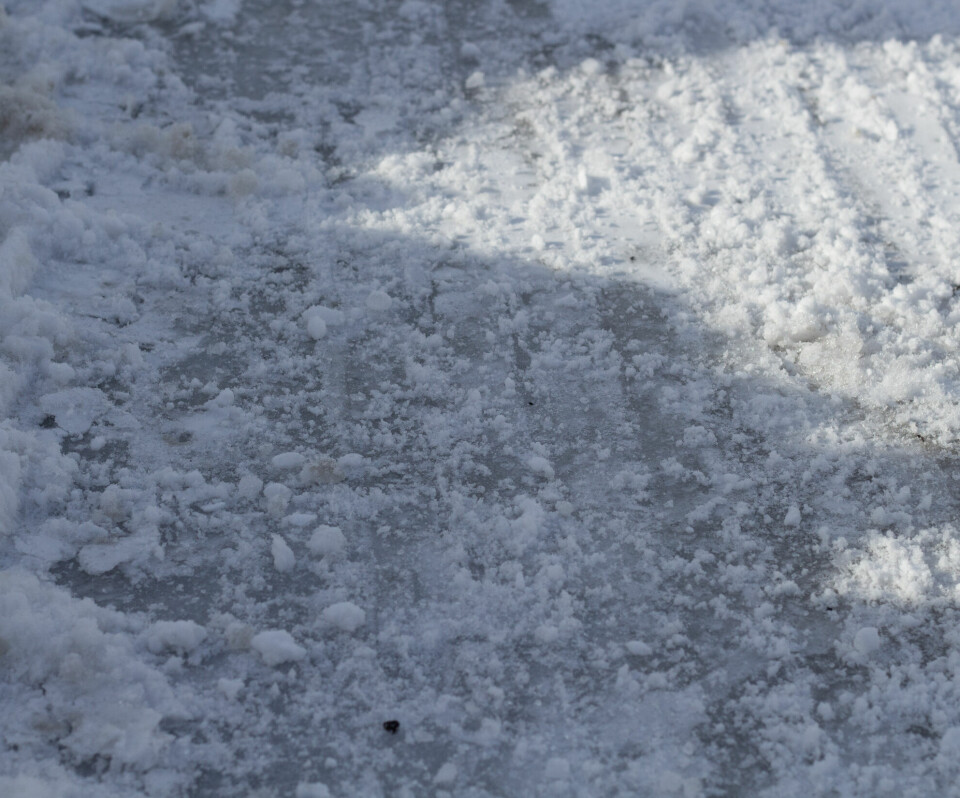 IS: På gangveien ved Cirkle-K ligger et tynt snølag oppå isen.