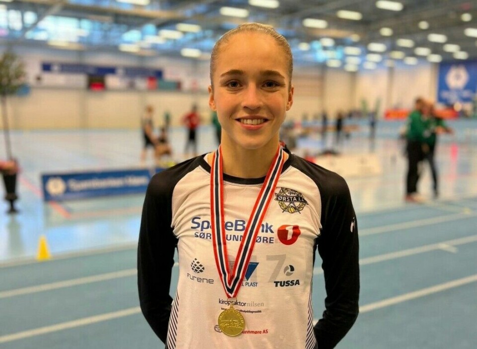 EN SEIER: Maria Mjelva Straume (18) viser frem gullmedaljen fra UM.