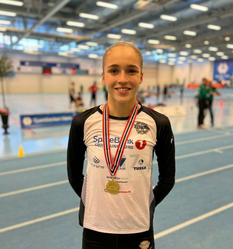 EN SEIER: Maria Mjelva Straume (18) viser frem gullmedaljen fra UM.