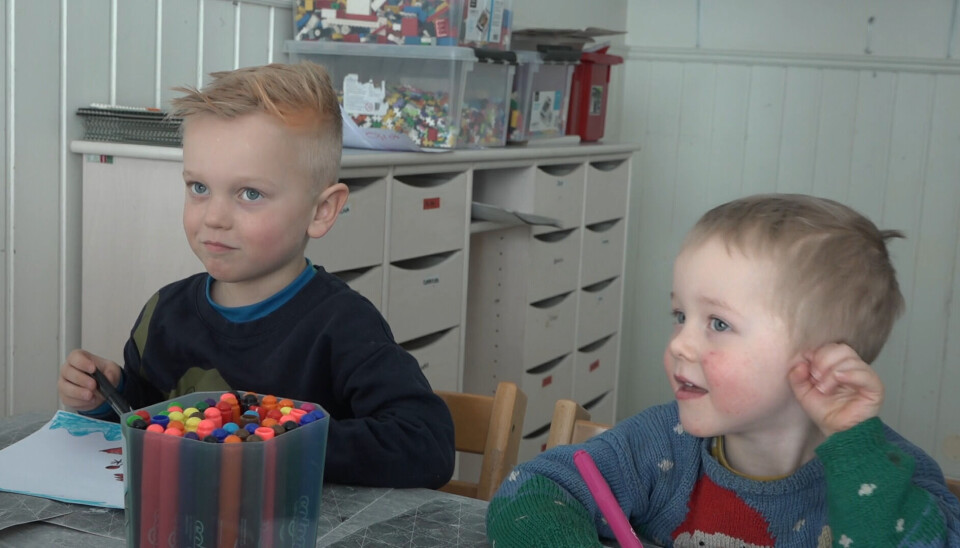– Jeg liker å tegne pirater og skip, sa Iben (t.v.), 5 år. Til høyre: Samuel, 3 år.
