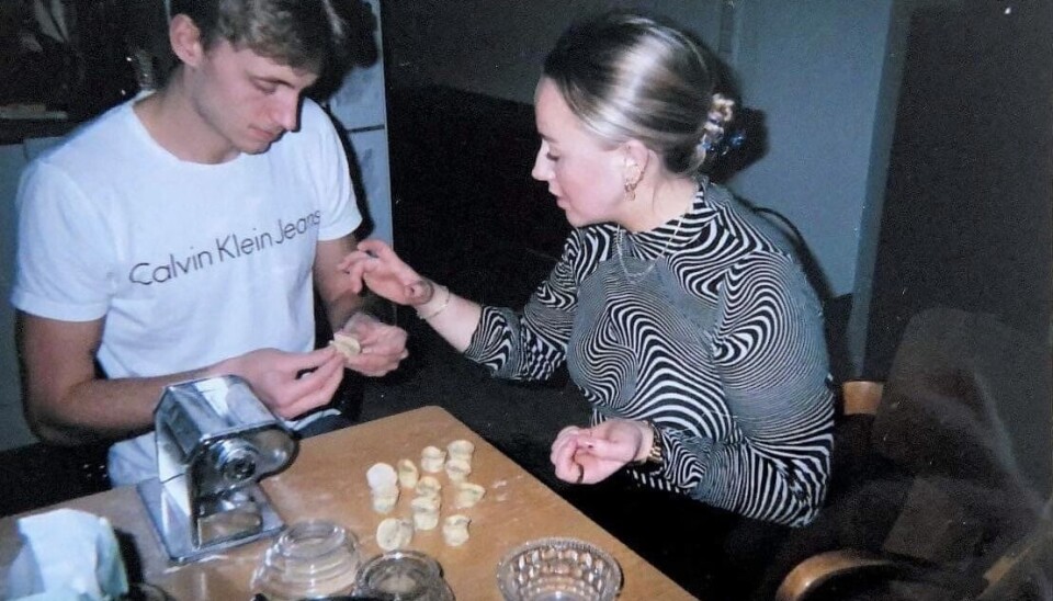 GODE SAMARBEIDSPARTNERE: Eli og Benjamin jobber godt i lag mens de lager hjemmelaget pasta.