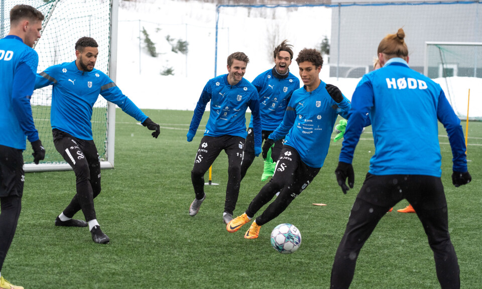 LEK OG MORRO: Det var god stemning blant guttene på trening torsdag ettermiddag.