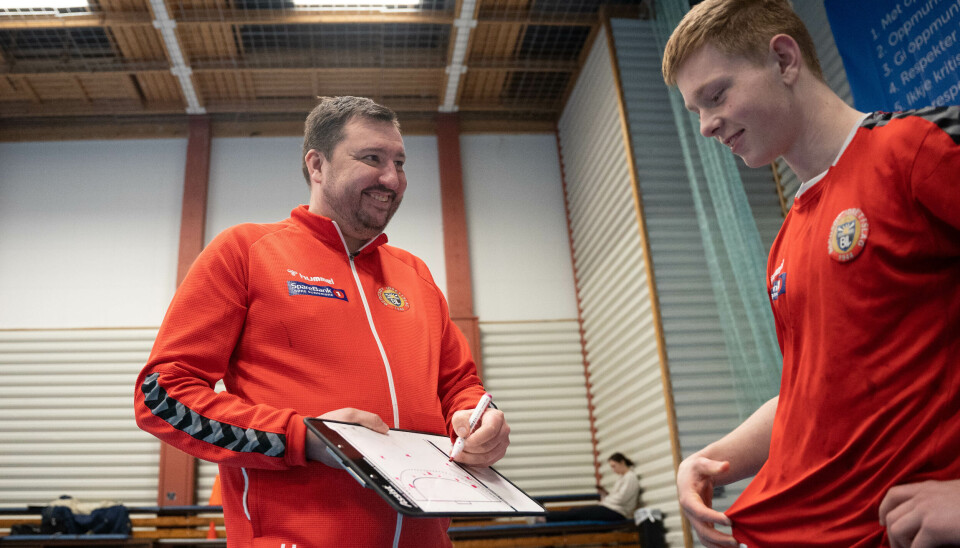 KAN BLI HISTORISK: Bergsøy trenar John Lindholdt Larsen er ein kamp unna eit historisk opprykk,her visar trenar Larsen taktikkar til Victor Grimstad KAN BLI HISTORISK: Bergsøy trenar John Lindholdt Larsen er ein kamp unna eit historisk opprykk,her visar trenar Larsen taktikkar til Victor Grimstad