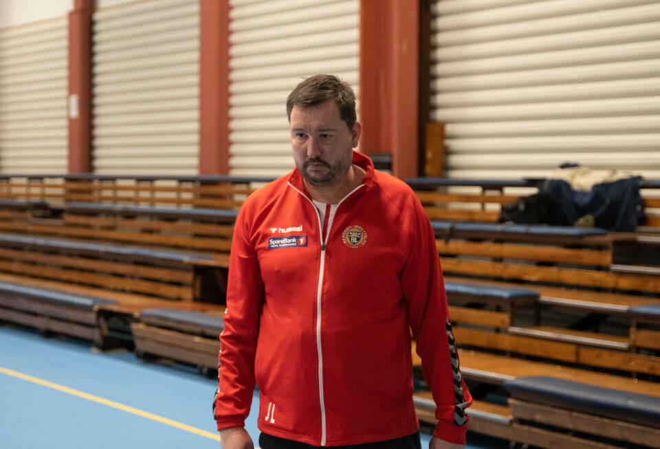 FØLGJER MED: Trenar, Larsen observerar treninga