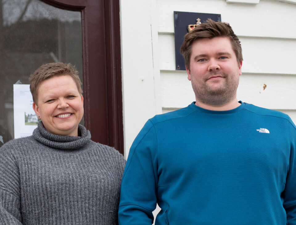 GLER SEG: Saksbehandlarane Linn Wangen Mork og Bendik Haddal gler seg til å flytte inn i nytt lokale i november.