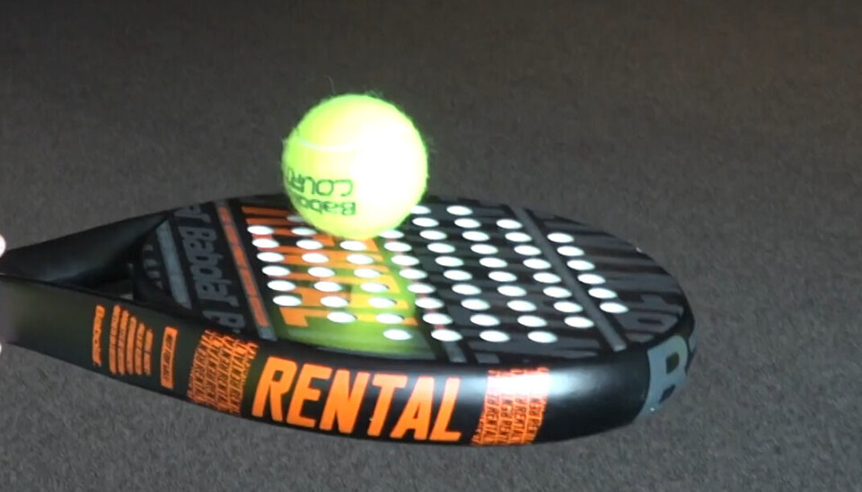 UTSTYR: Racket og ball som brukes i padel