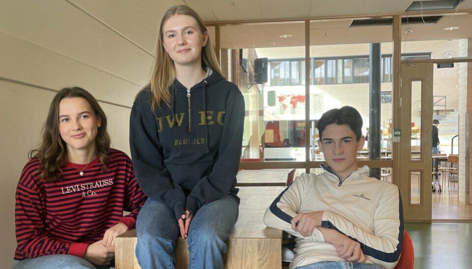 9B ULSTEIN UNGDOMSSKULE: Mari Garshol (t.v) , Thelma Sande og Håkon Kleven (t.h) forteller at det kan være vanskelig å vite hvem som står bak enkelte av de anonyme Tiktok-kontoene.