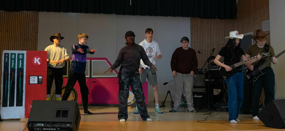 Charlottes karakter fremfører en sang og dans sammen med en gruppe rånere, scenen er satt til Circle K.