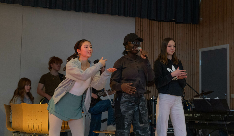— Jeg var litt spent, men synes faktisk at det morsomste med å være med på musikal er å være på scenen og å synge. I tillegg til at det er kjekt å være med de andre, sier Charlotte Kyanda Senkwe (i midten). — Jeg var litt spent, men synes faktisk at det morsomste med å være med på musikal er å være på scenen og å synge. I tillegg til at det er kjekt å være med de andre, sier Charlotte Kyanda Senkwe (i midten).