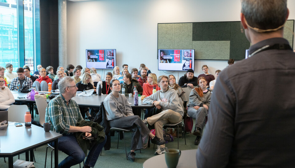FULLT KLASSEROM: Nær 100 studenter og lærere lyttet engasjert på foredraget. FULLT KLASSEROM: Nær 100 studenter og lærere lyttet engasjert på foredraget.