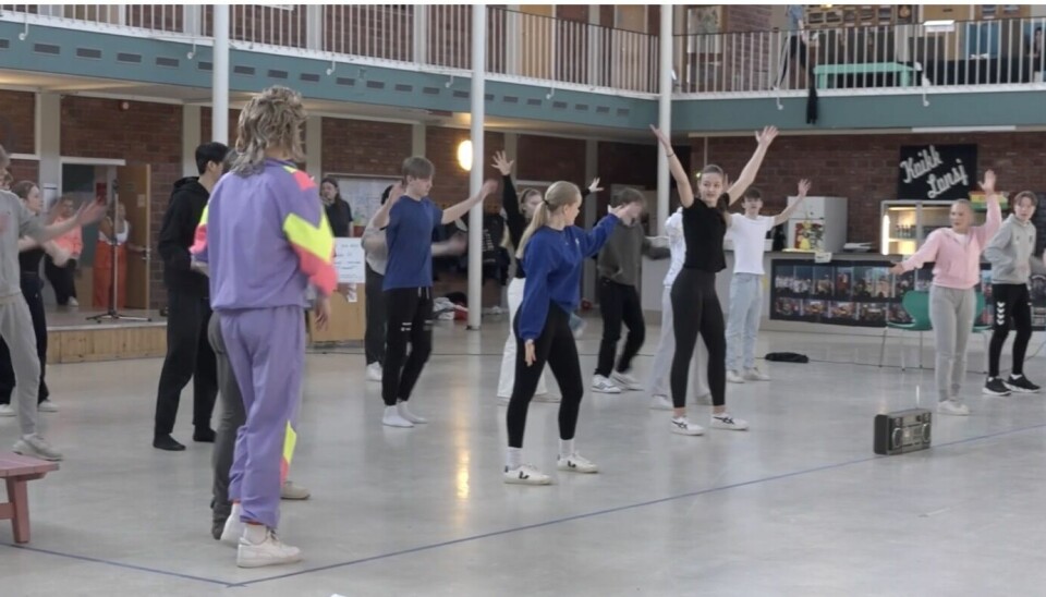 ØVINGAR I GANG: Ungdomskuleelevane i Volda dansar og øver til morgondagen.