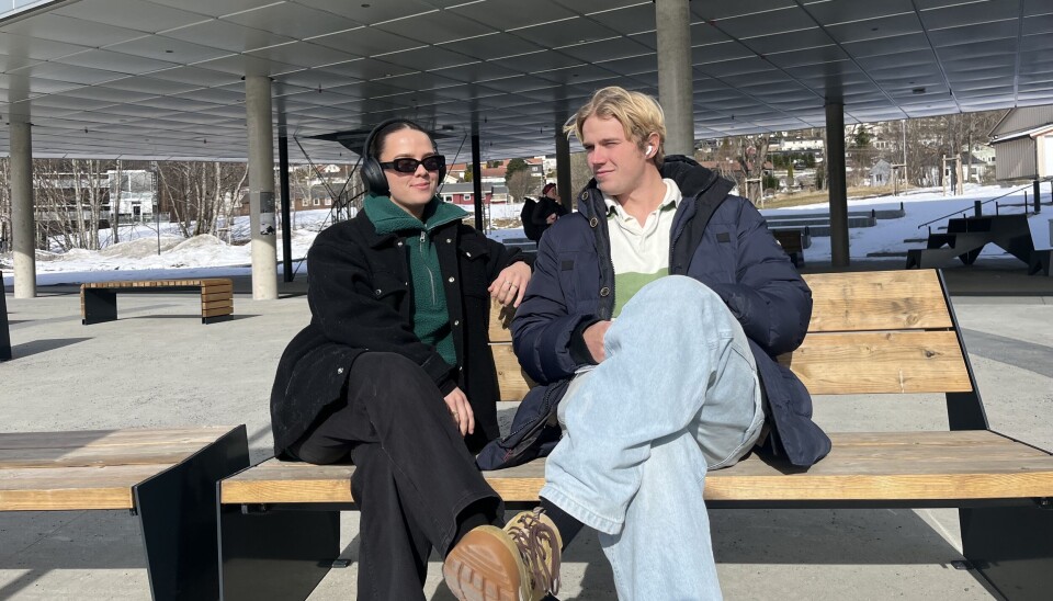 PODKASTLYTTING: Dina Rygg Eide og Henrik Hegg Johansen lytter til podkast i påskesola.