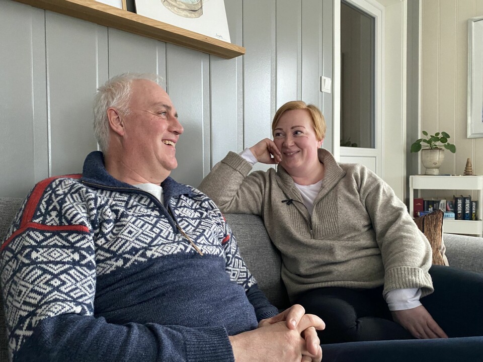 I stuen på Flø diskuterer Lars og Lilian hvordan de møttes en gang i 2012.