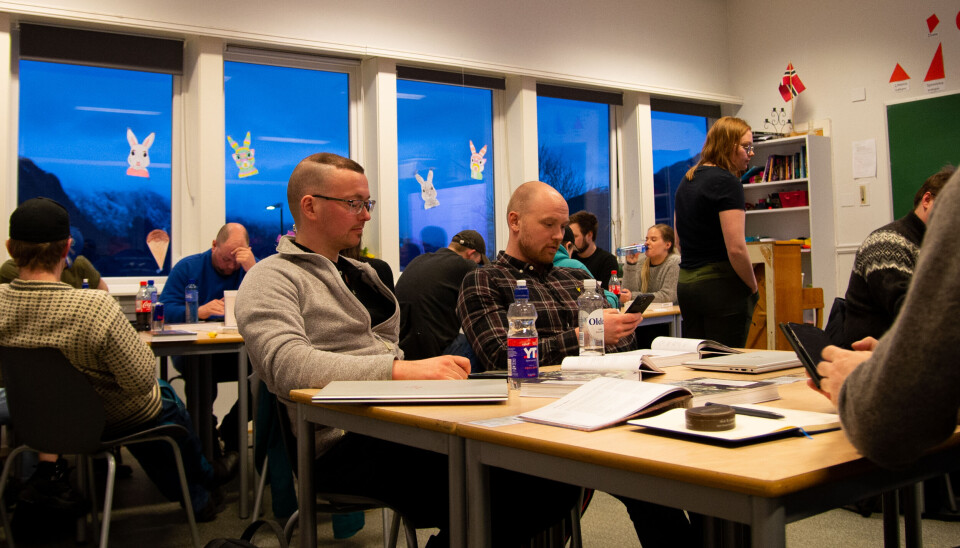 PÅ TELEFON: Deltakerene blir oppfordret av kursholder til å laste ned en rekke apper som kan hjelpe dem med prøven.