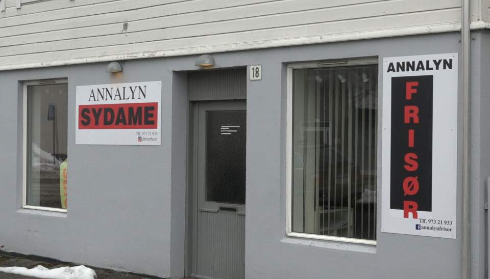ØRSTA SENTRUM: Annalyns bedrift med fargesterke skilt.