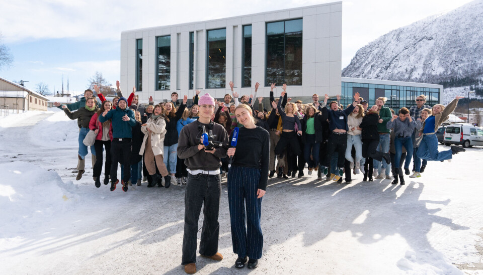 PRAKSISGJENGEN: Over 90 studentar har vore i sving og laga journalistikk frå Søre Sunnmøre. Redaksjonen til journalistutdanninga held hus i det nye mediebygget (i bakgrunnen) på Høgskulen i Volda.