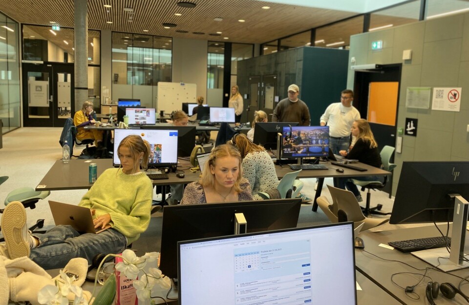 I FULL GANG: Det er god kok på desken frå fyrste stund.