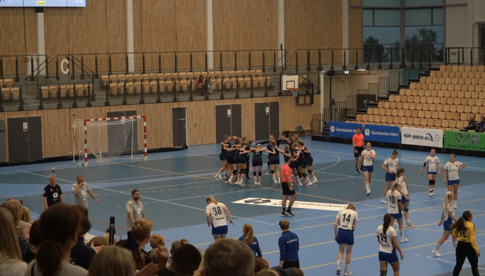 OVERLEGEN SEIER: Det ble full feiring i Volda Campus Sparebank 1 Arena søndag kveld.