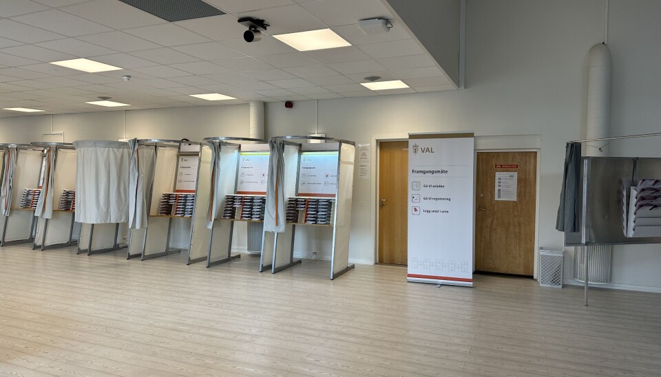 Det var stille i valglokalene på Volda samfunnshus mandag formiddag. Stemmelokale valglokale på Volda samfunnshus