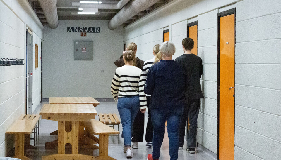 Vik går sammen med noen av elevene sine i gangen på skolen i Sande. Vik går sammen med noen av elevene sine i gangen på skolen i Sande.