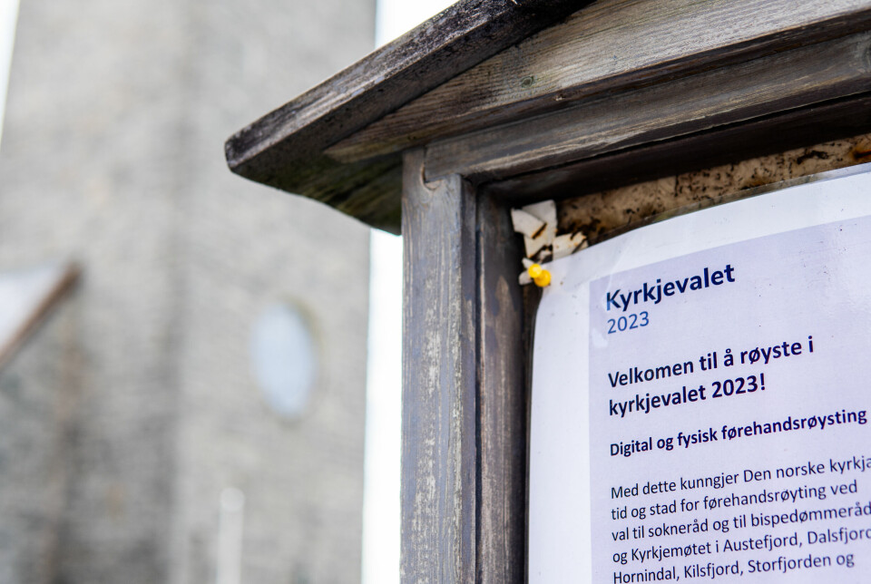 INFORMASJON: Utanfor Volda kyrkje finne ein plakatar om kyrkjevalet.