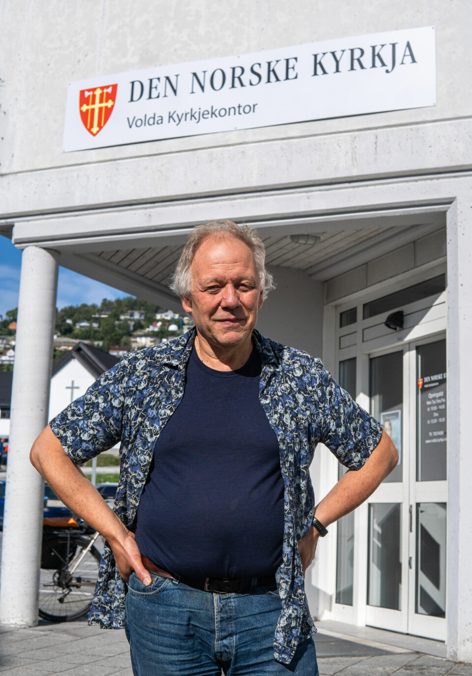 Jostein Stråbø tykkjer det er kjekt at folk kjem innom kyrkjekontoret for å røyste.