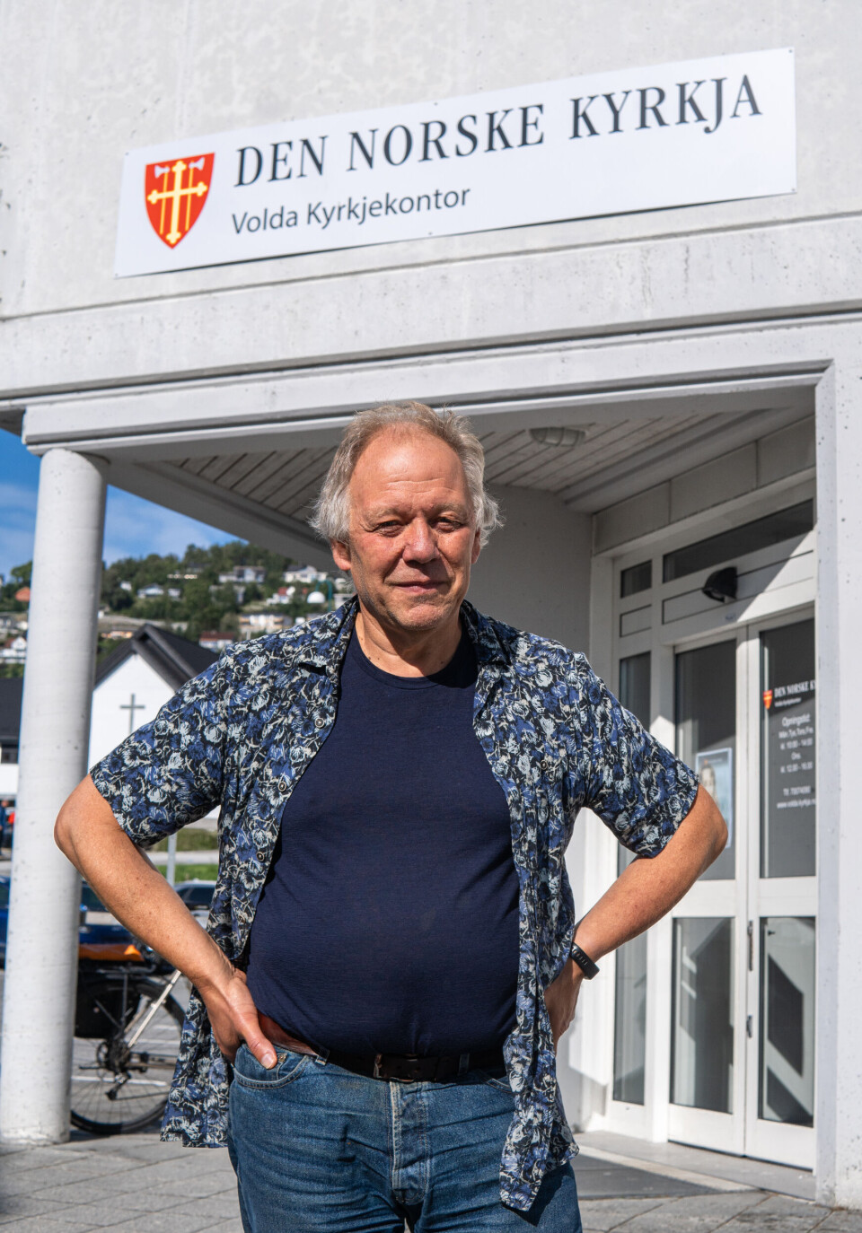 Jostein Stråbø tykkjer det er kjekt at folk kjem innom kyrkjekontoret for å røyste.