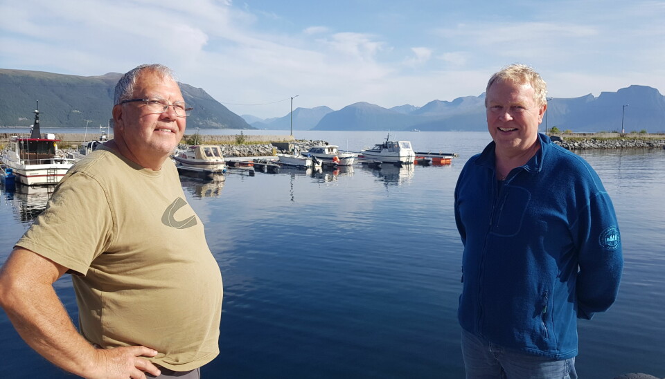 HOBBYFISKARAR: Arve Grimstad og Sigvald Brandal fortel at kystområdet i Sulafjorden har eit yrande fiskeliv, med mange gode fiskeområder.