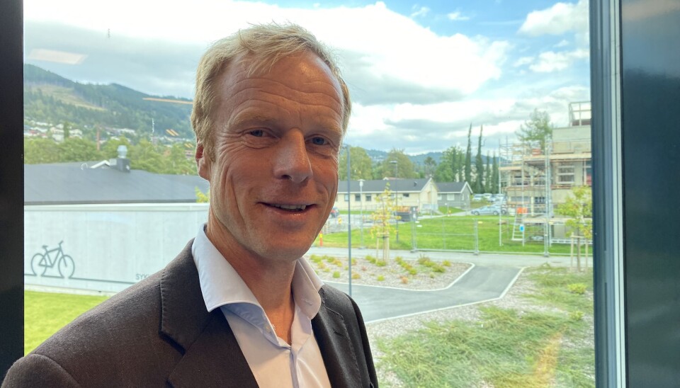 EN SPENT DÆHLIE: Men sannsynligvis ikke like spent som før jaktstarten i OL i Lillehammer. Her står han foran tomta han har kjøpt. EN SPENT DÆHLIE: Men sannsynligvis ikke like spent som før jaktstarten i OL i Lillehammer. Her står han foran tomta han har kjøpt.