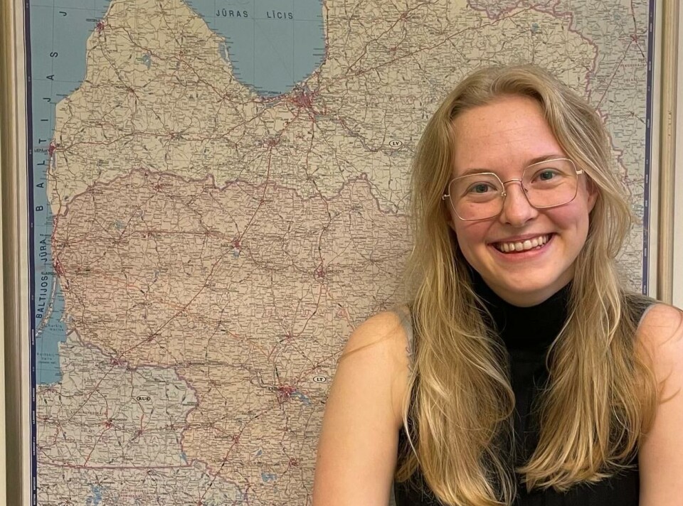 FORSKER PÅ TIKTOK: Ragnhild Tvergrov Skaare, informasjonskoordinator i UTSYN senter for sikkerhet og totalforsvar, jobbar for tida med eit prosjekt om korleis TikTok potensielt har påverka første- og andregongsveljarar under årets lokal- og fylkestingsval. - TikTok er ganske nytt og det finst ikkje spesielt mykje forsking på korleis den sosiale plattformene kan påverke val, seier Tvergrov Skaare.