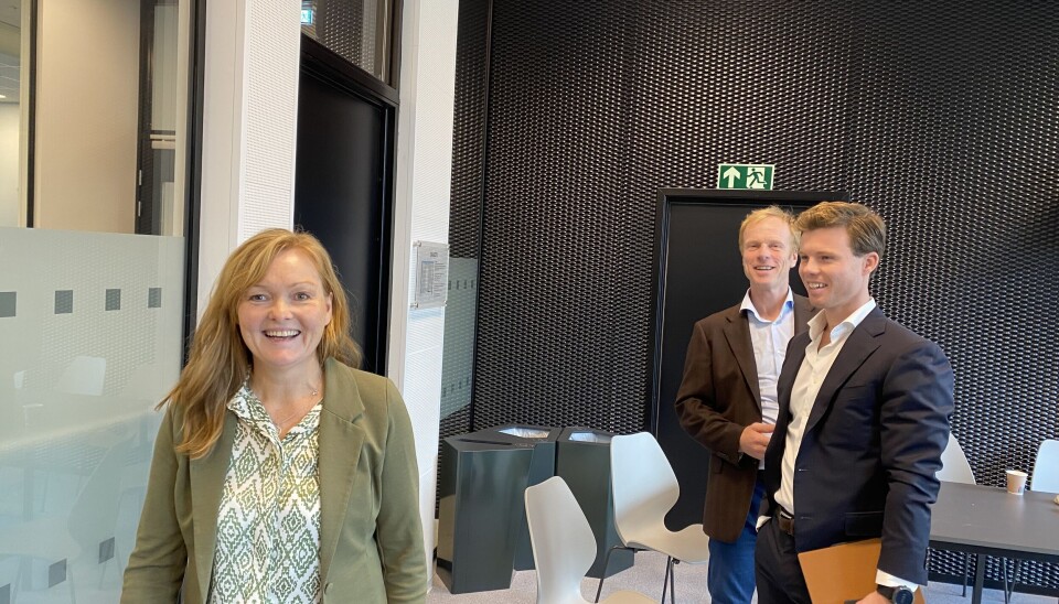 KJÆRLIGHET VED FØRSTE BLIKK?: Etter pressekonferansen møtte Dæhlie & Dæhlie sin fremtidige leietaker Nina Viddal fra Norsk Innovasjonssenter. KJÆRLIGHET VED FØRSTE BLIKK?: Etter pressekonferansen møtte Dæhlie & Dæhlie sin fremtidige leietaker Nina Viddal fra Norsk Innovasjonssenter.