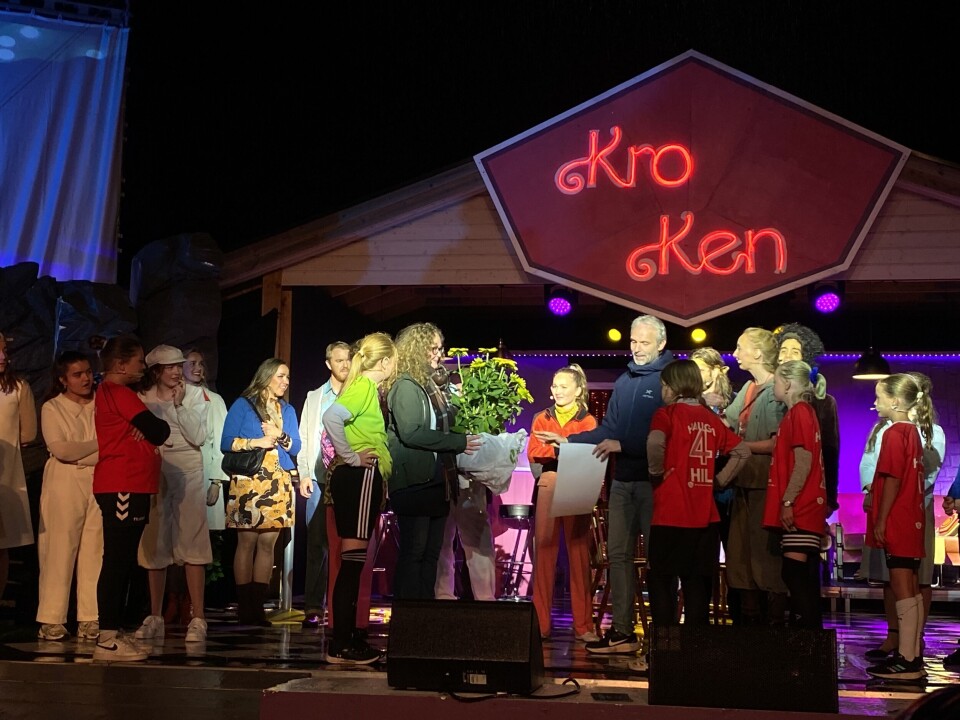 EIN BLOME TIL TAKK: — Denne kan du plante i hagen din, slik at den kjem fram att kvart år, sa Anna Brochmann (som spelte Rafte Vold) da ho - på vegne av alle medverkande - gav Torunn Lødemel Stokke ein blome etter siste framsyning av spelet.