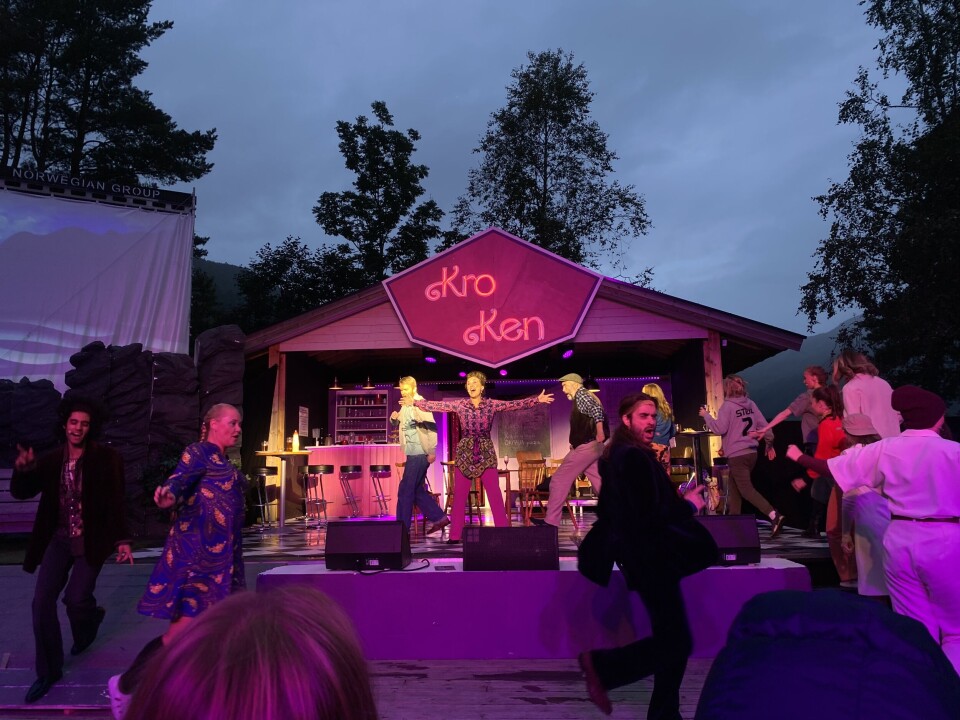 FULL FART: Mange aktørar var i sving under spelet - som var vel så prega av musikalsjangeren som det var av spelsjangeren.