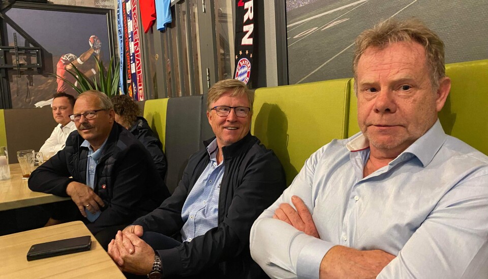 FRP-GJENGEN: Oskar Grimstad (i midten) smilende på valgvaken, til tross for stor nedgang i partiet. FRP-GJENGEN: Oskar Grimstad (i midten) smilende på valgvaken, til tross for stor nedgang i partiet.