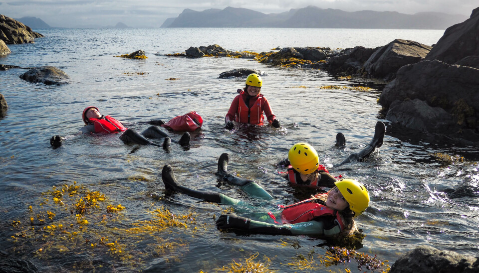 Linn Therese Sævik har tatt med døtrene Live (14) og Magda (12) på coasteering, leda av marinebiolog Ørjan Vabø. Linn Therese Sævik har tatt med døtrene Live (14) og Magda (12) på coasteering, leda av marinebiolog Ørjan Vabø.
