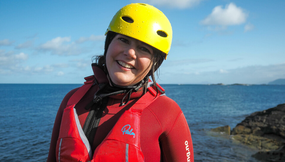 Linn Therese Sævik utfordra seg sjølv med å hoppe i havet.