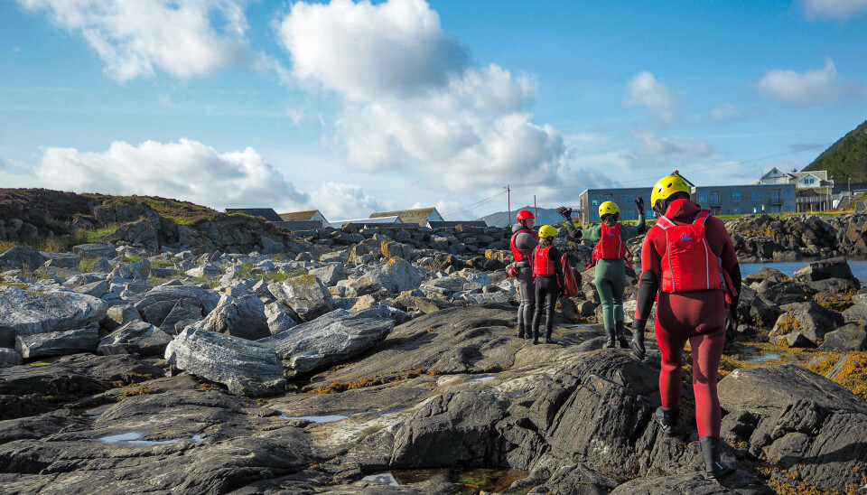Det kan vere like glatt å bevege seg på land som i vatn, så her gjeld det å sjå kvar ein trår. Det kan vere like glatt å bevege seg på land som i vatn, så her gjeld det å sjå kvar ein trår.