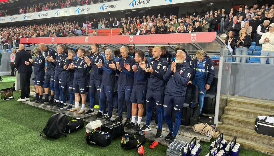 LETTA: Trenerstaben kunne puste lettet ut da Nyland redda Norge på overtid. LETTA: Trenerstaben kunne puste lettet ut da Nyland redda Norge på overtid.