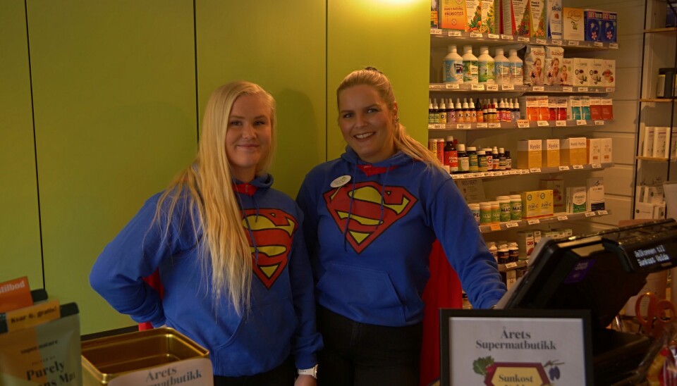 SUPERKULE: Thea Cathrin Håskjold og Janne Moe – for anledningen kledd i superheltklær – viser stolt fram beviset på at Sunkost Volda er 'årets supermatbutikk'.
