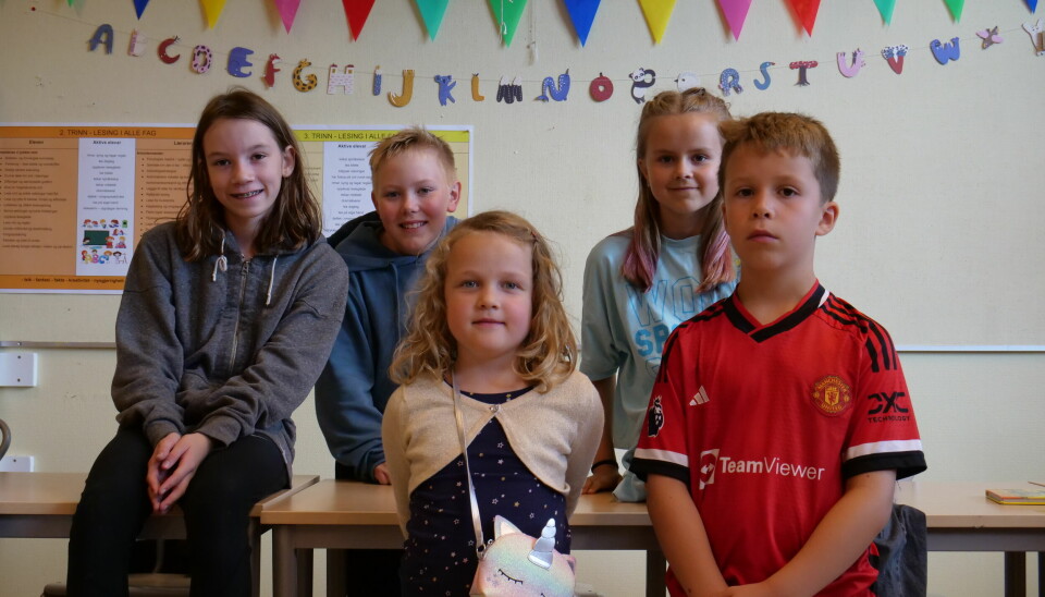 LÆRER OM VALGET: Fra venstre: Emma(12), Herman(12) og Natalie(10) Foran: Felicija (6) og Jakob (8).