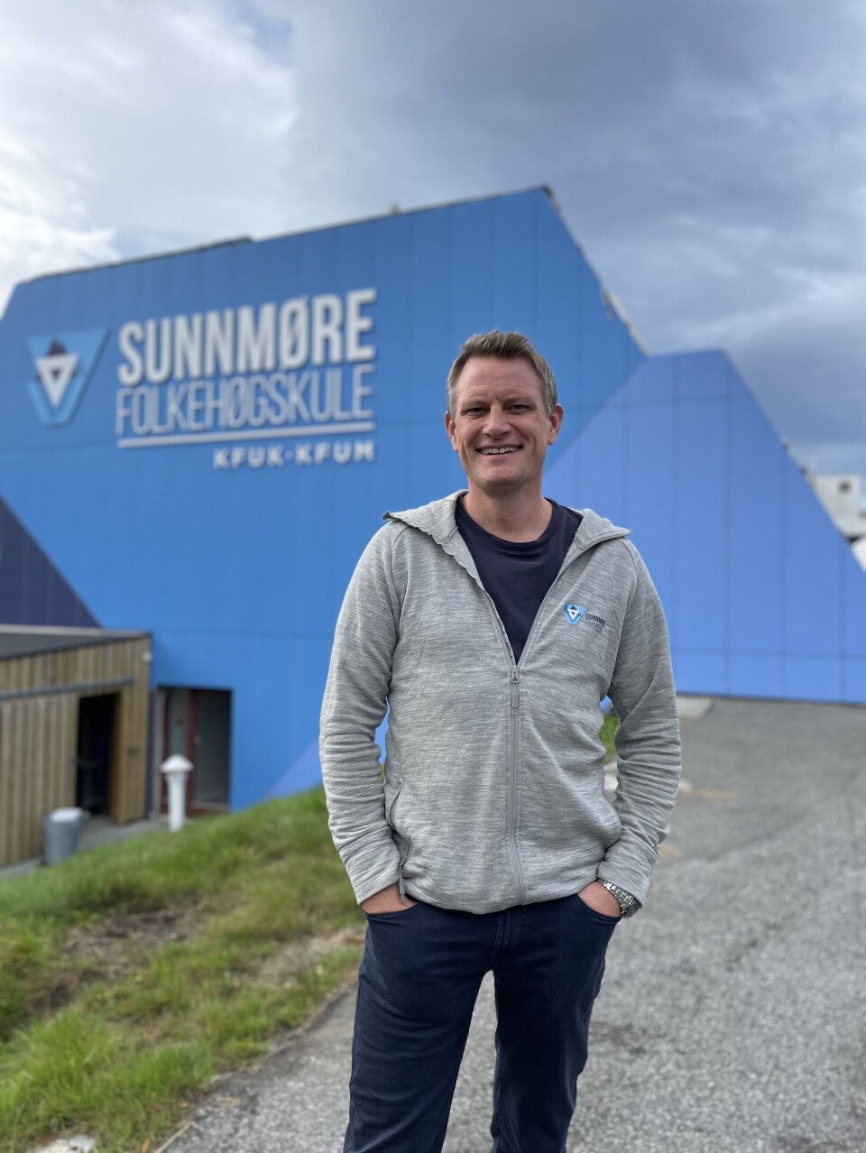 Arnt Ole Grimstad er godt fornøyd med rollen som rektor i over 15 år. Arnt Ole Grimstad er godt fornøyd med rollen som rektor i over 15 år.